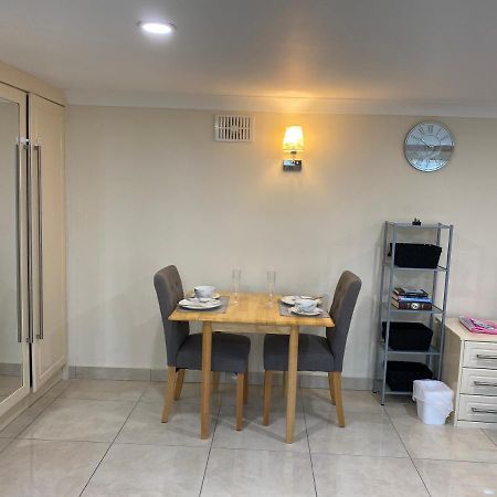 Studio Flat Gants Hill With Free Parking Redbridge Bagian luar foto