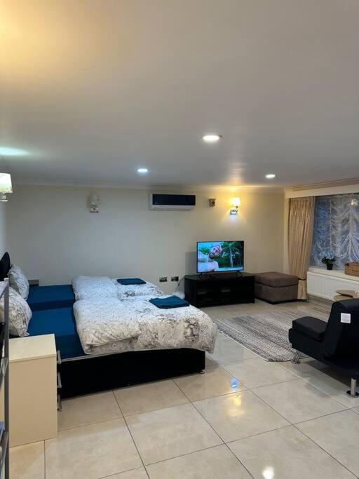 Studio Flat Gants Hill With Free Parking Redbridge Bagian luar foto