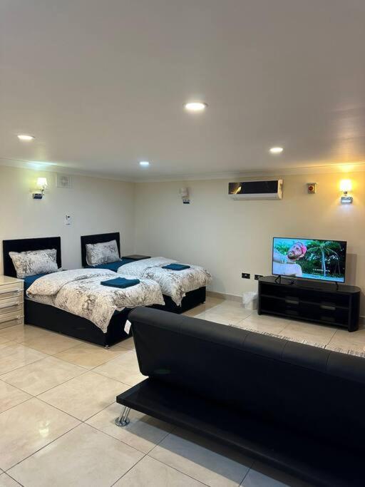 Studio Flat Gants Hill With Free Parking Redbridge Bagian luar foto