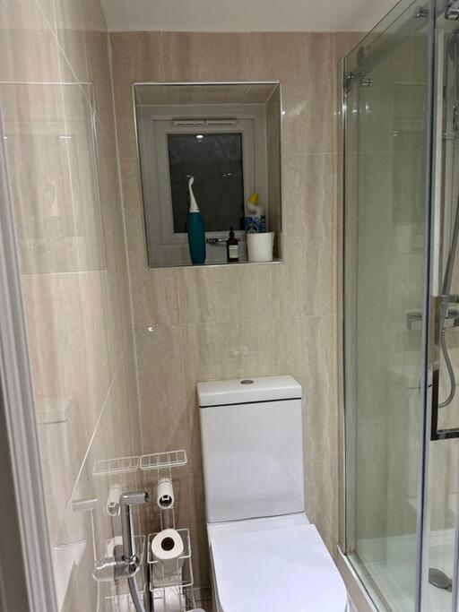 Studio Flat Gants Hill With Free Parking Redbridge Bagian luar foto