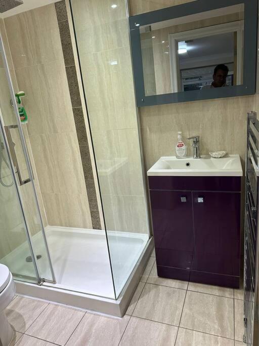 Studio Flat Gants Hill With Free Parking Redbridge Bagian luar foto