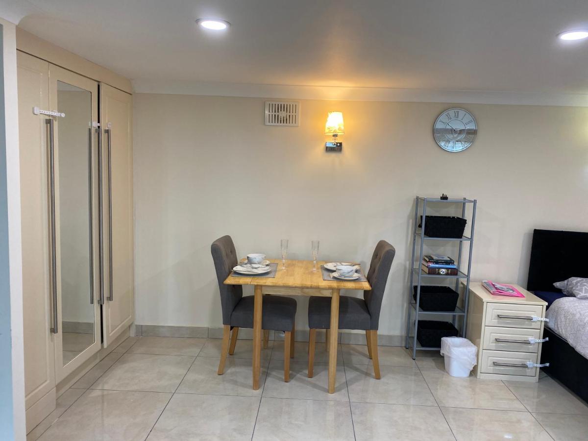 Studio Flat Gants Hill With Free Parking Redbridge Bagian luar foto