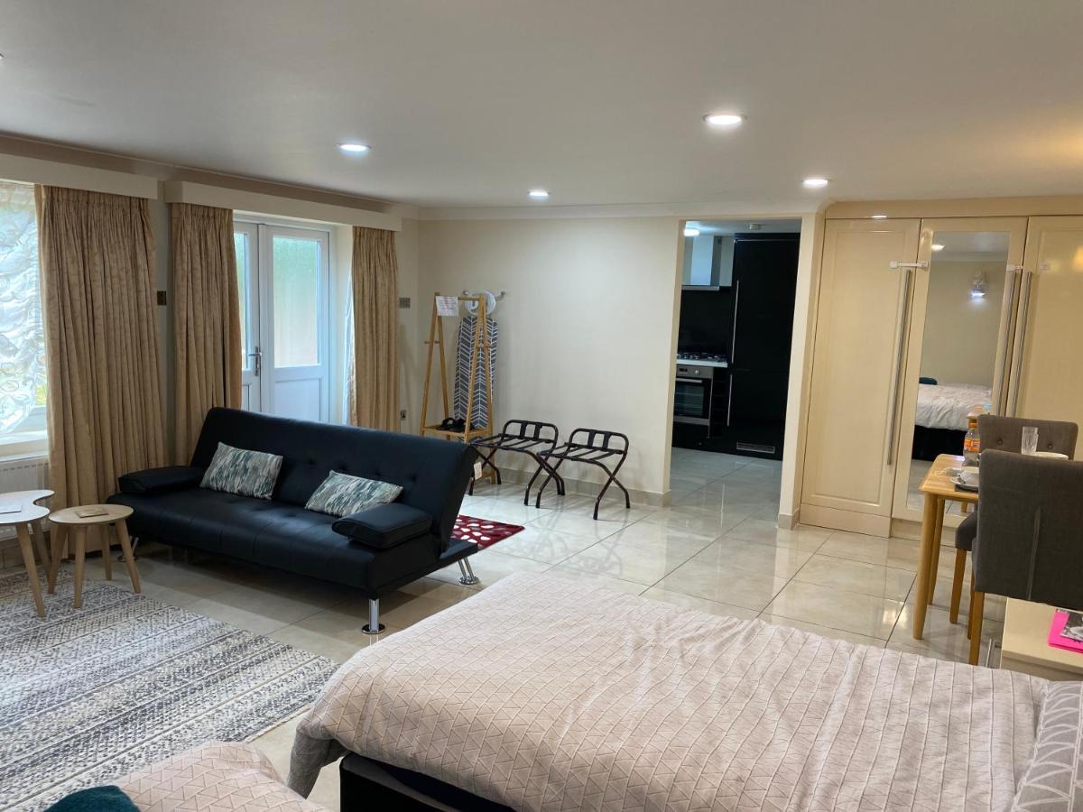 Studio Flat Gants Hill With Free Parking Redbridge Bagian luar foto