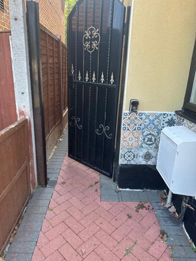 Studio Flat Gants Hill With Free Parking Redbridge Bagian luar foto