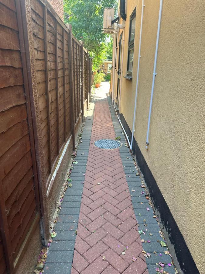 Studio Flat Gants Hill With Free Parking Redbridge Bagian luar foto