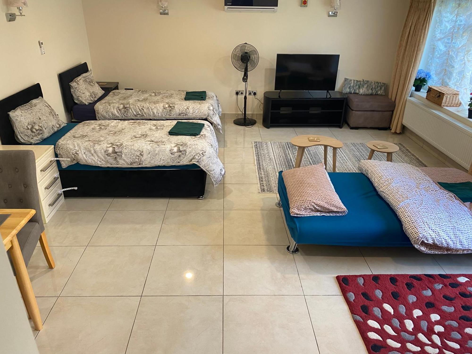 Studio Flat Gants Hill With Free Parking Redbridge Bagian luar foto